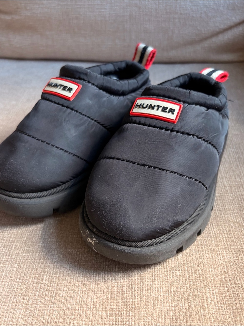 Hunter Kids Black Slip-On Puffer Clogs with Red Trim